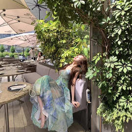 法式碎花吊带连衣裙女夏季林间浮夏晕染多巴胺海边度假雪纺长裙