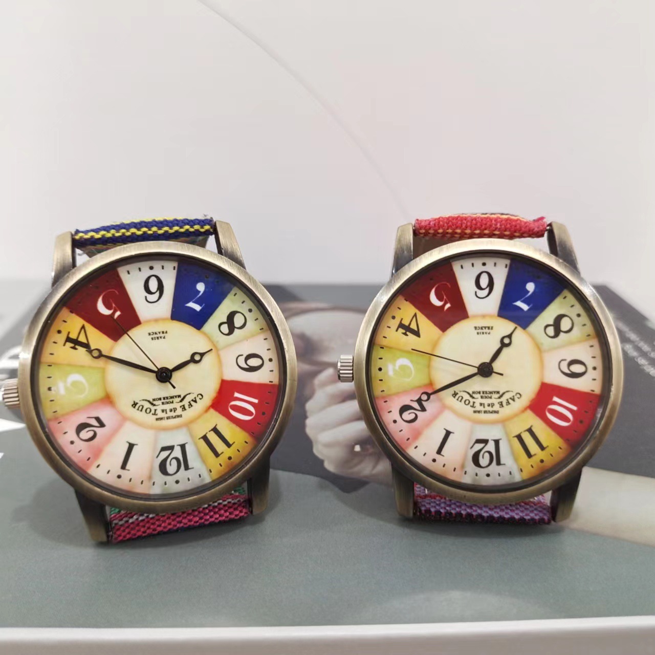 Reloj hippie bohemio de colores – patrón multicolor de arcoíris, fabricante, stock