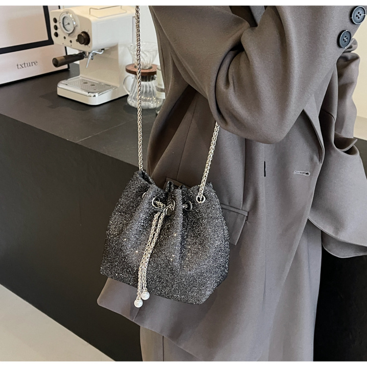 2024 Borsa a tracolla piccola con catena a secchiello versatile e alla moda con alta qualità e nuova borsa a tracolla unica e popolare_voghion.com