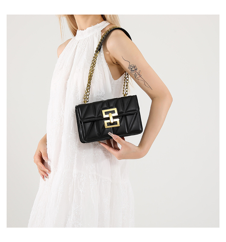 A stylish commuter diamond-patterned lock buckle small square bag, a versatile commuter single-shoulder bag, a new 2024 model, a women's crossbody bag undefined
