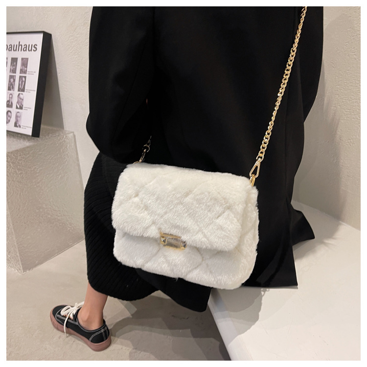 Plush Chain Shoulder Bag Lock Rhombus Women's Bag New 2021ins Furry Autumn And Winter Simplicity Fashion Small Square Bag display picture 4
