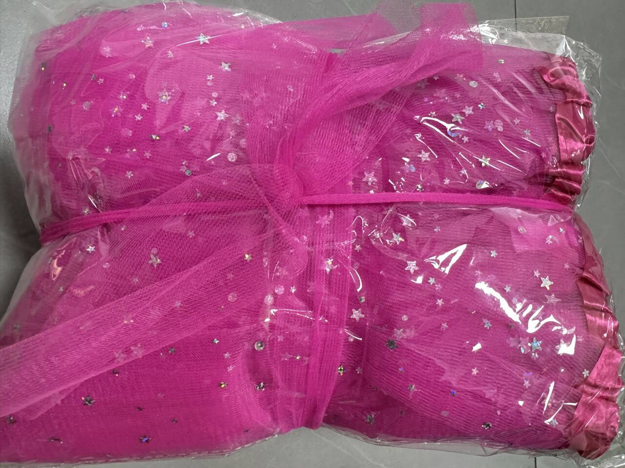 스팽글 장식의 로즈 레드 스커트