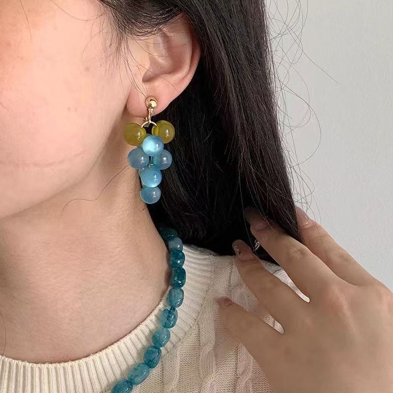 春夏のレトロなニッチなブドウの耳クリップ、ピアスなしの女性用、ニッチなデザイン、ハイエンドの気質、多用途のホワイトイヤリング|undefined