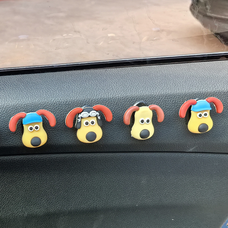 La cabeza de la celebridad de Internet, la batería del coche, el gancho del coche, el gancho pequeño del coche del copiloto delantero, los accesorios del coche