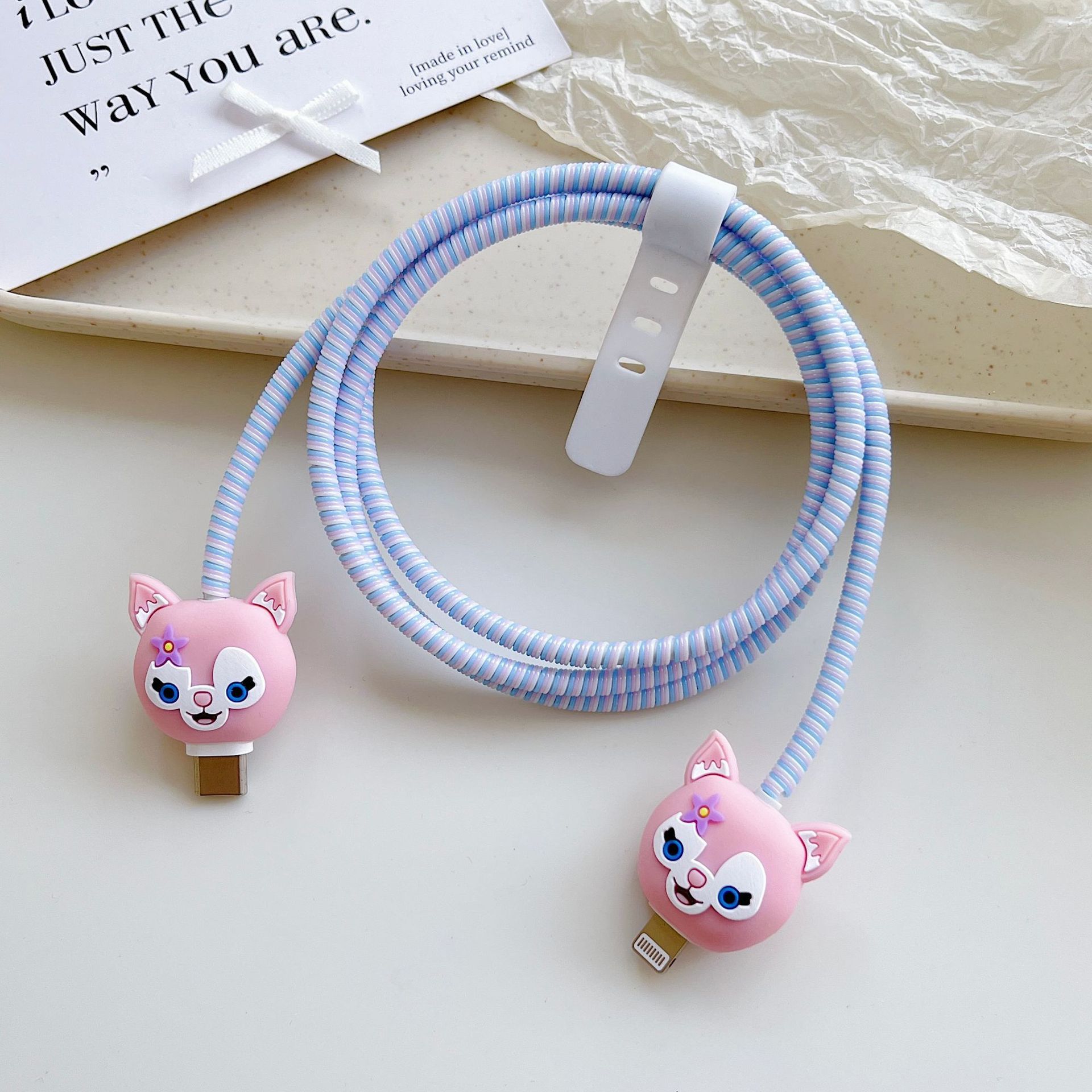 Amazon cartoon cable de datos cubierta adecuada para Apple Android cable de datos de carga rápida cuatro piezas en stock al por mayor