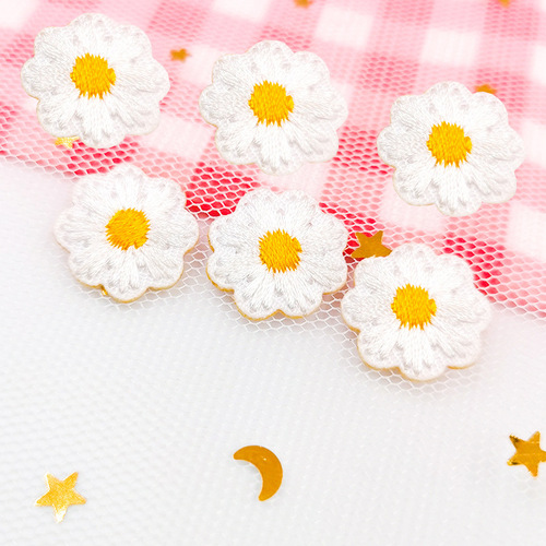 Self-adhesive white daisy embroidery patch mini embroidery patch patch cartoon badge decorative bag back tape patch