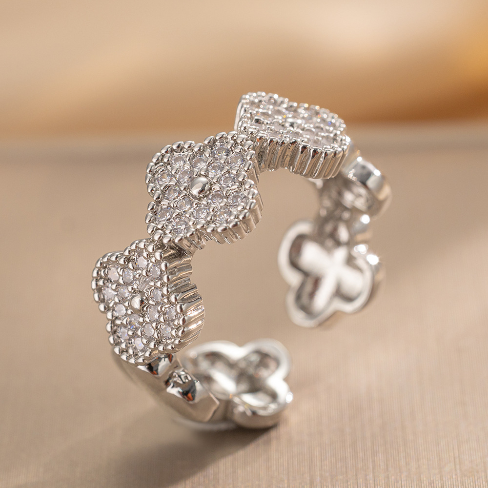 Funkelnder Ring für Damen, mit romantischem Flair gefertigt. Elegant und komfortabel, entworfen, um Ihren Charme zu unterstreichen. Ein dezentes und dennoch atemberaubendes Schmuckstück für Verabredungen._voghion.com