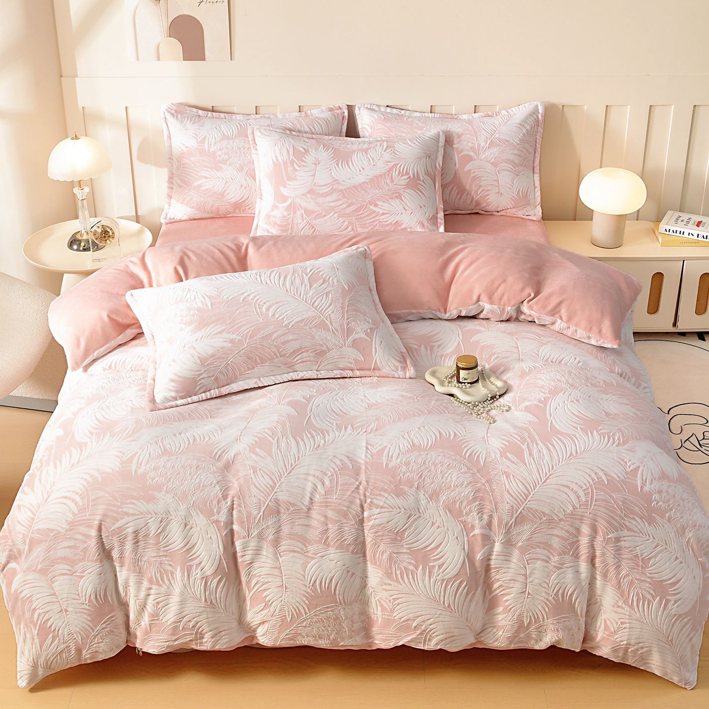 Cama de invierno con cuatro piezas de seda de leche tallado con brida gruesa sábanas de coral cubierta de seda de tres piezas