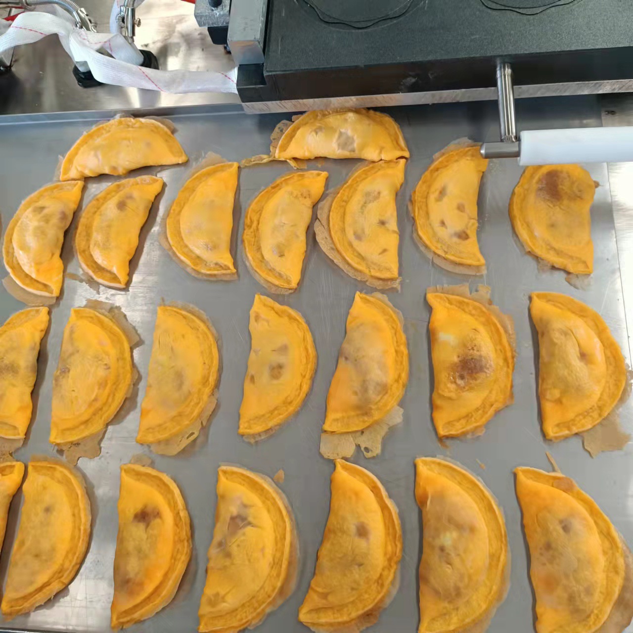 半自动手动翻模蛋饺成型机器 现场制作 自动控温黄金蛋饺皮机