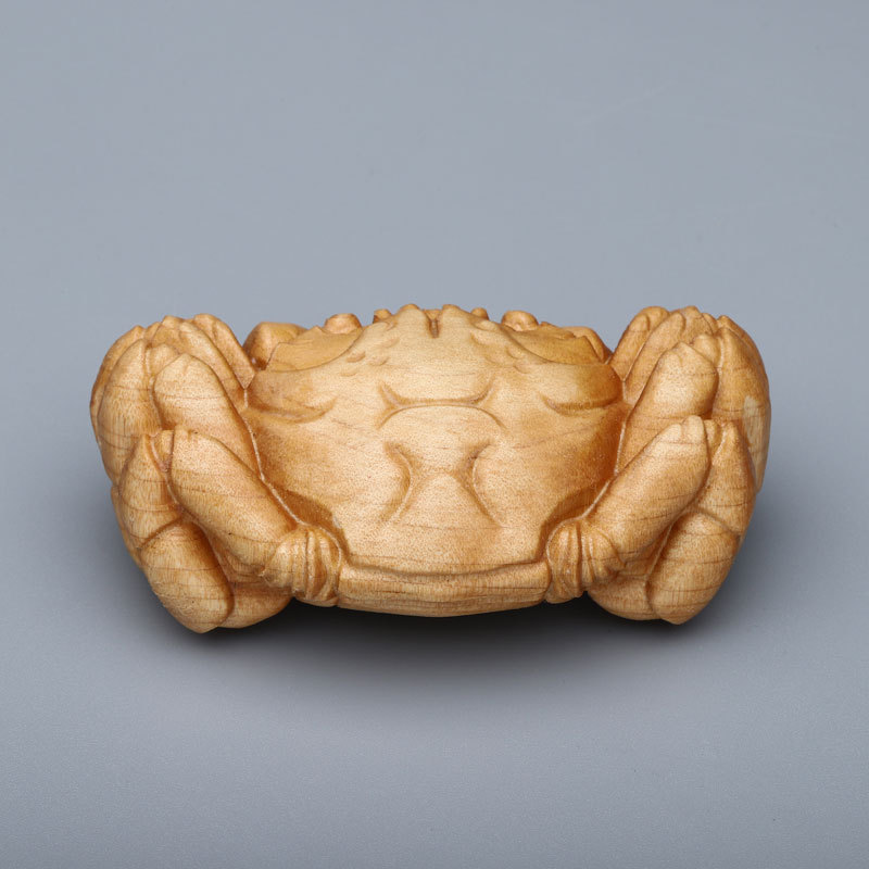 Cliff Cypress Solid Wood Carved Crab Handhold Ornament—A Crafted Decorative Piece for Wealth from All Directions, Perfect as a Portable Collectible and Leisure Item.