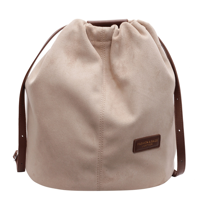 Alta sensación de otoño y invierno 2024 nuevo estilo coreano de gran capacidad de transporte casual de seda de seda de pulsación mochila retro