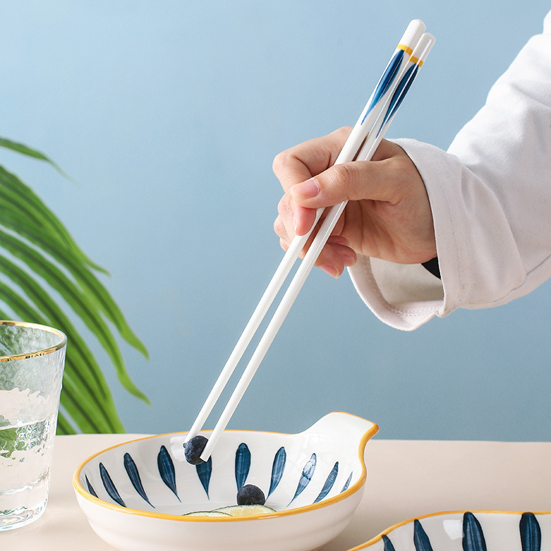 日本式の青瑶の手描きの陶磁器の箸はかびを防ぎます。|undefined