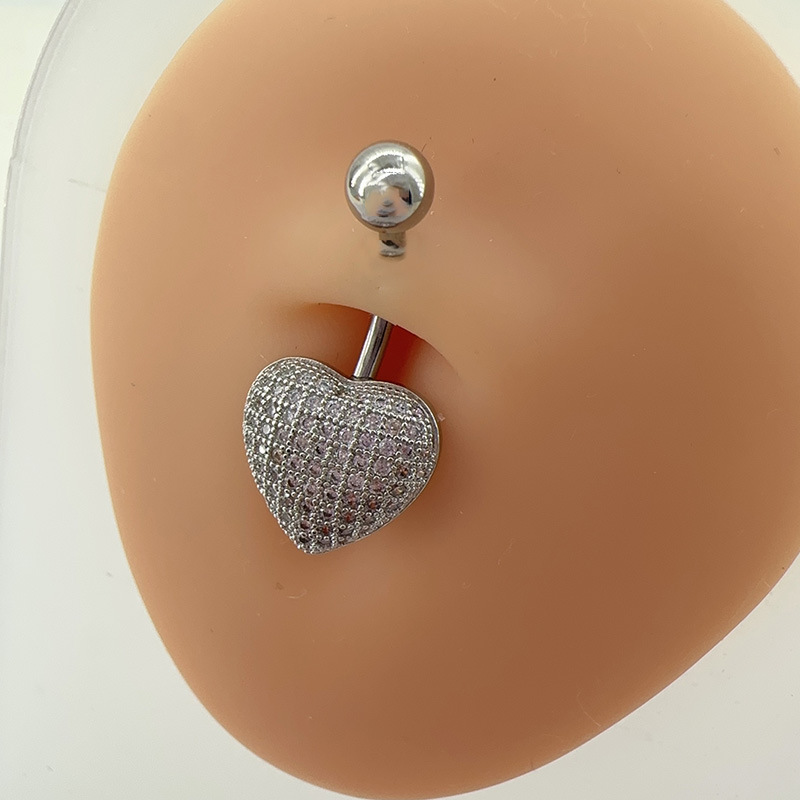 Piercing do pupíku ve tvaru srdce se zirkony_voghion.com