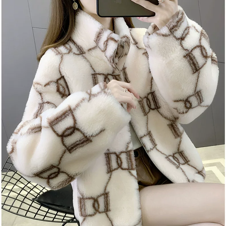 Новое зимнее стиль 2025 года Haining Fur Young Sheep Sheep Coat Lamb Fur Compound Fur Coat