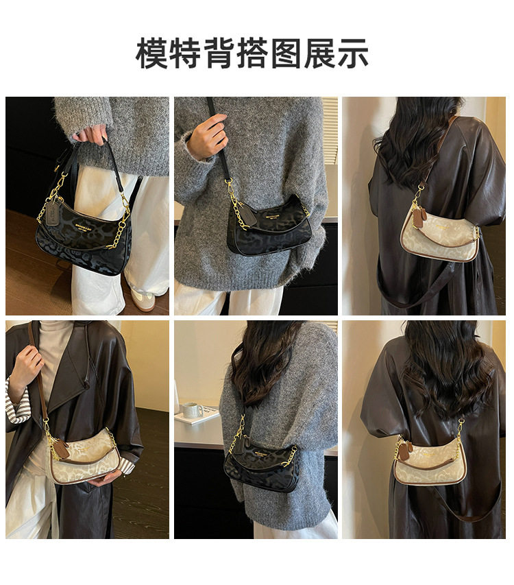 Túi đeo chéo nữ dáng trăng lưỡi liềm họa tiết da báo phối dây xích — Gạo trắng, màu cà phê, đen chi tiết 11