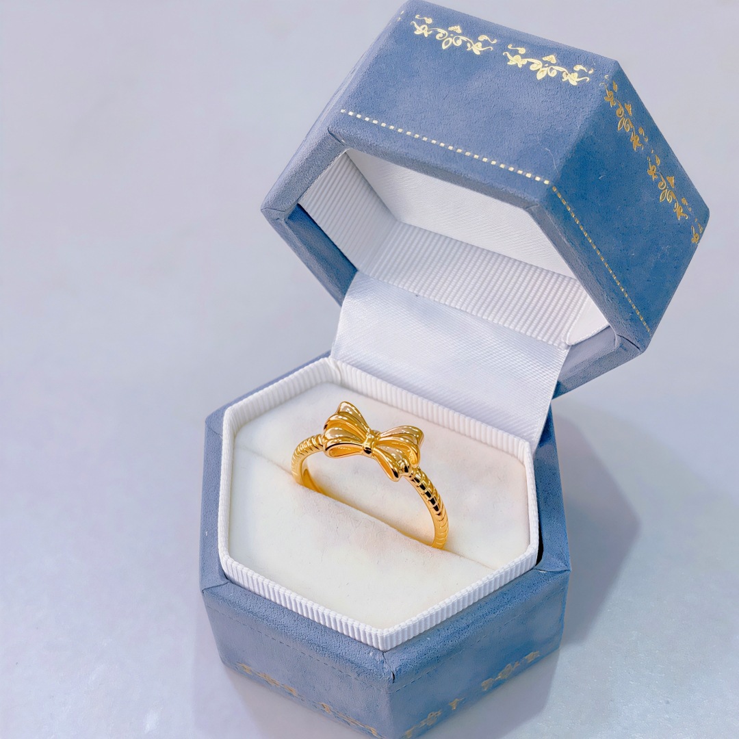 Ring with pigtail with bow
