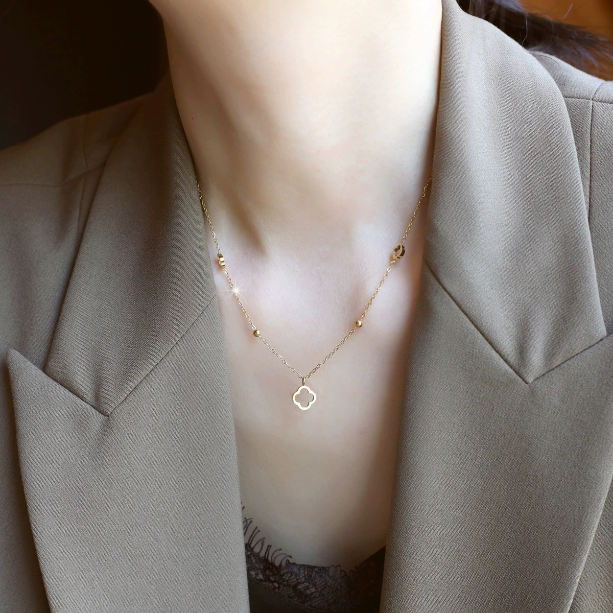 Cuatro hojas de hierba hueco collar de mujer 18k oro chapado con cuentas de diseño sofisticado personalidad de alta calidad cadena de clavícula roja no se desvanece