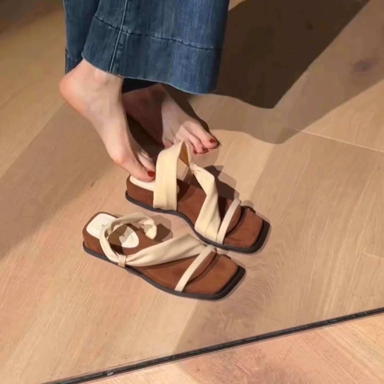 Склон на каблуке с обнаженными носами сандалии женские 2025 новые двухсторонние сандалии леопардовый принт тапочки женские летние носки