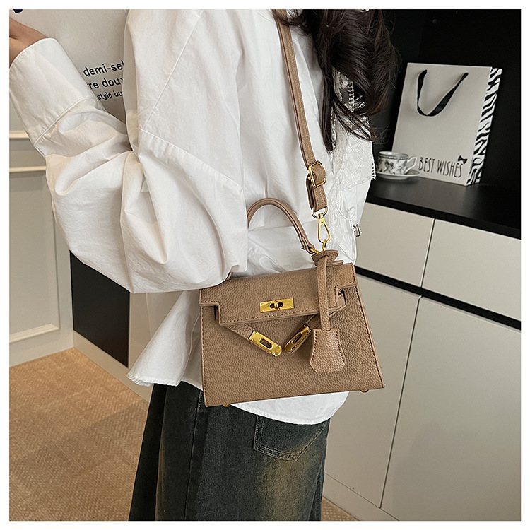 This year, a new women's casual summer single-shoulder crossbody bag with a niche design is in vogue. The hand-held small square bag is popular undefined