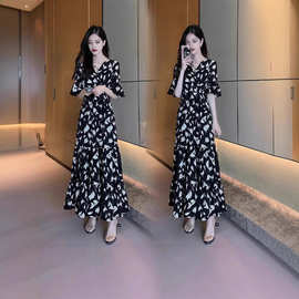 2024夏季新款花朵姐妹女装妈妈法式长裙显瘦喇叭袖度假碎花连衣裙