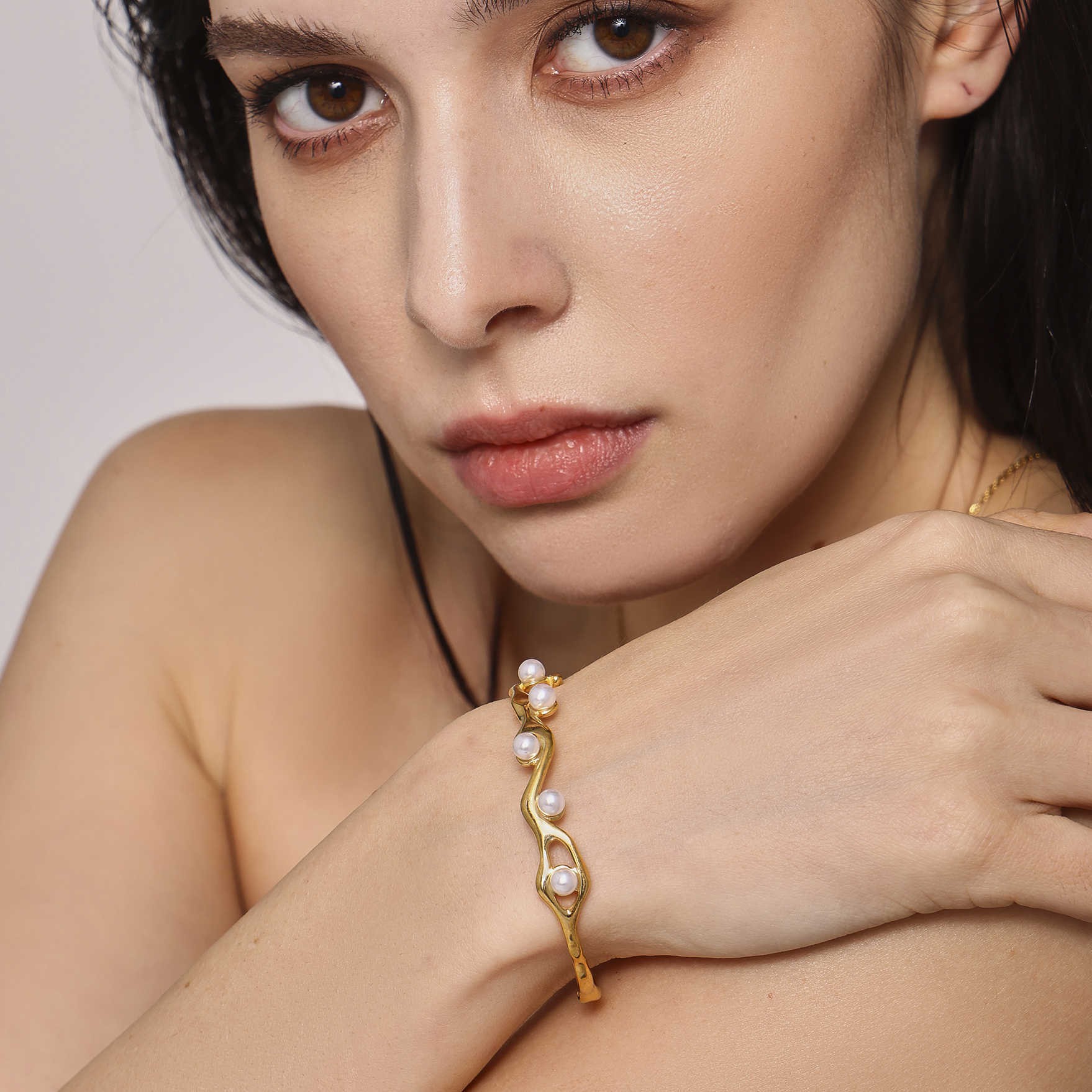 Qiongyao ins Cross-border chapado en oro real de 18 quilates imitación de perlas pulsera abierta diseño personalizado no se desvanece pulsera de acero de titanio en forma de C