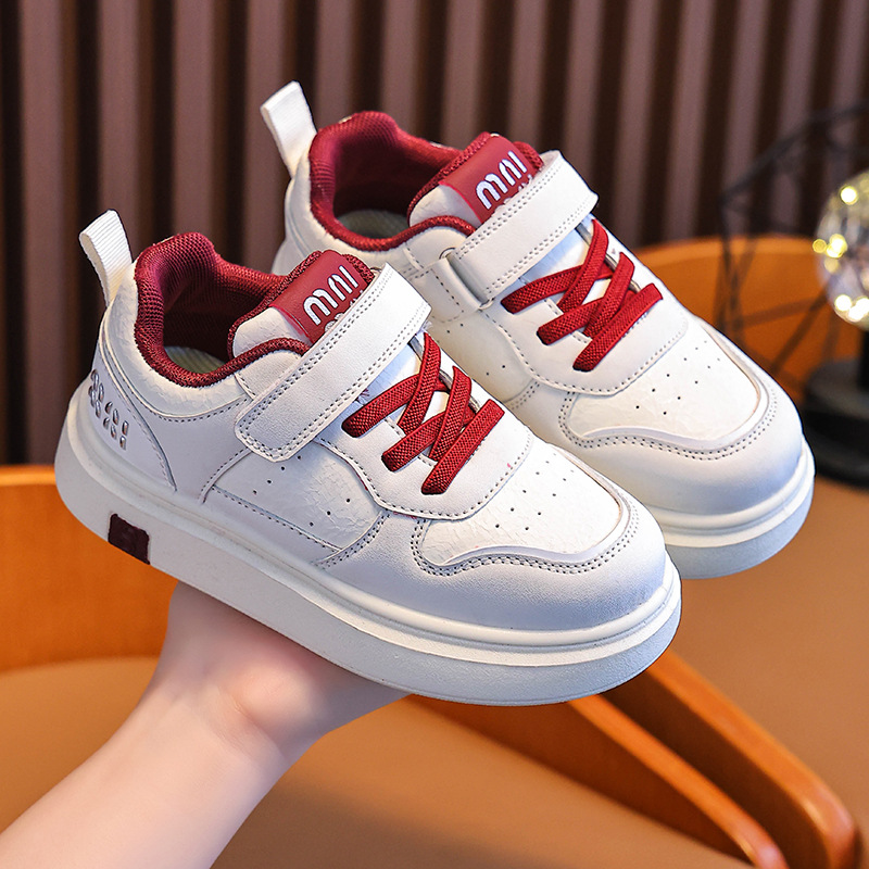 Zapatos de skate para niños primavera y otoño 2025 nuevo cuero impermeable para niñas de escuela primaria zapatos deportivos casuales