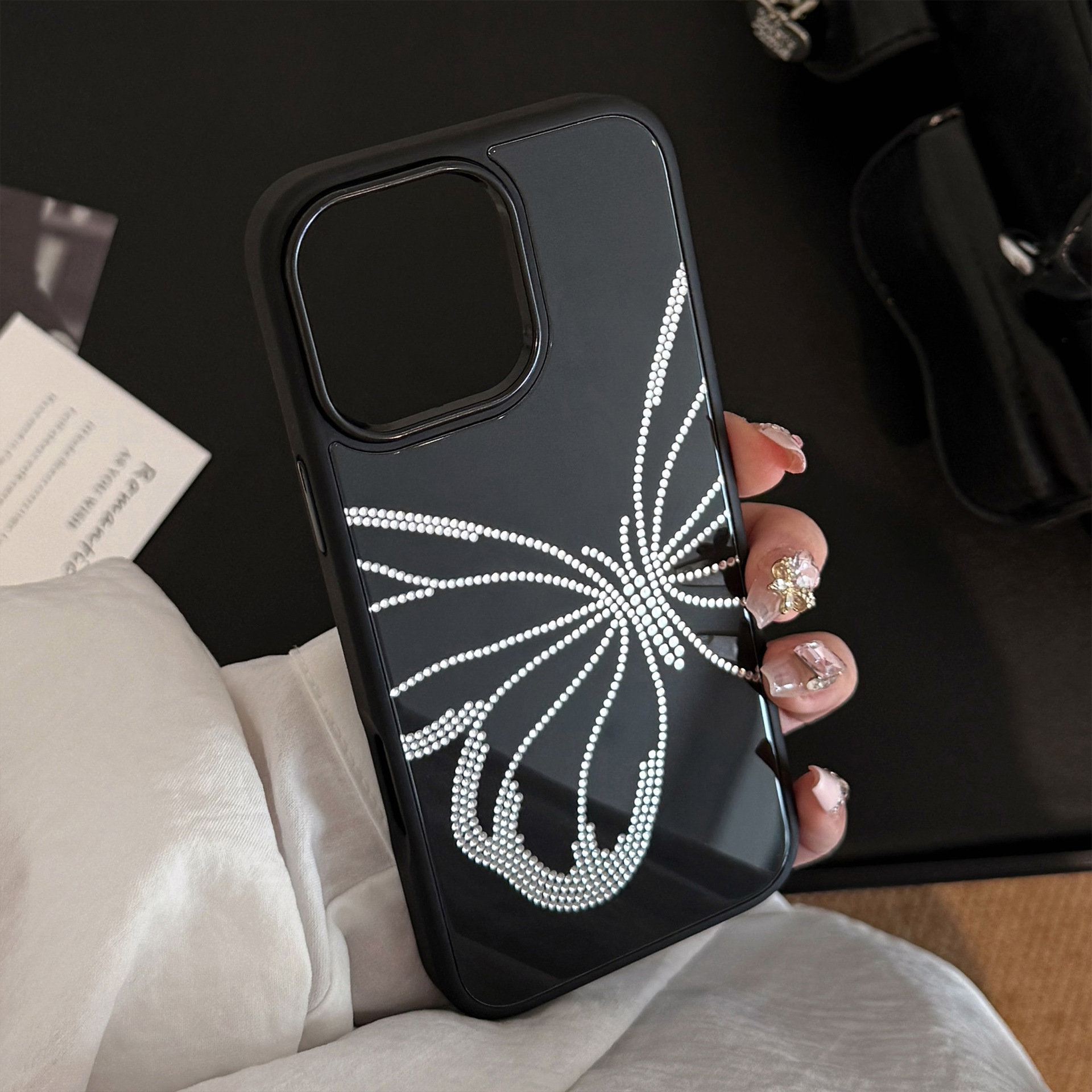 Schützende Handyhülle Mit Goldenem Schmetterling Für Iphone Modelle_voghion.com