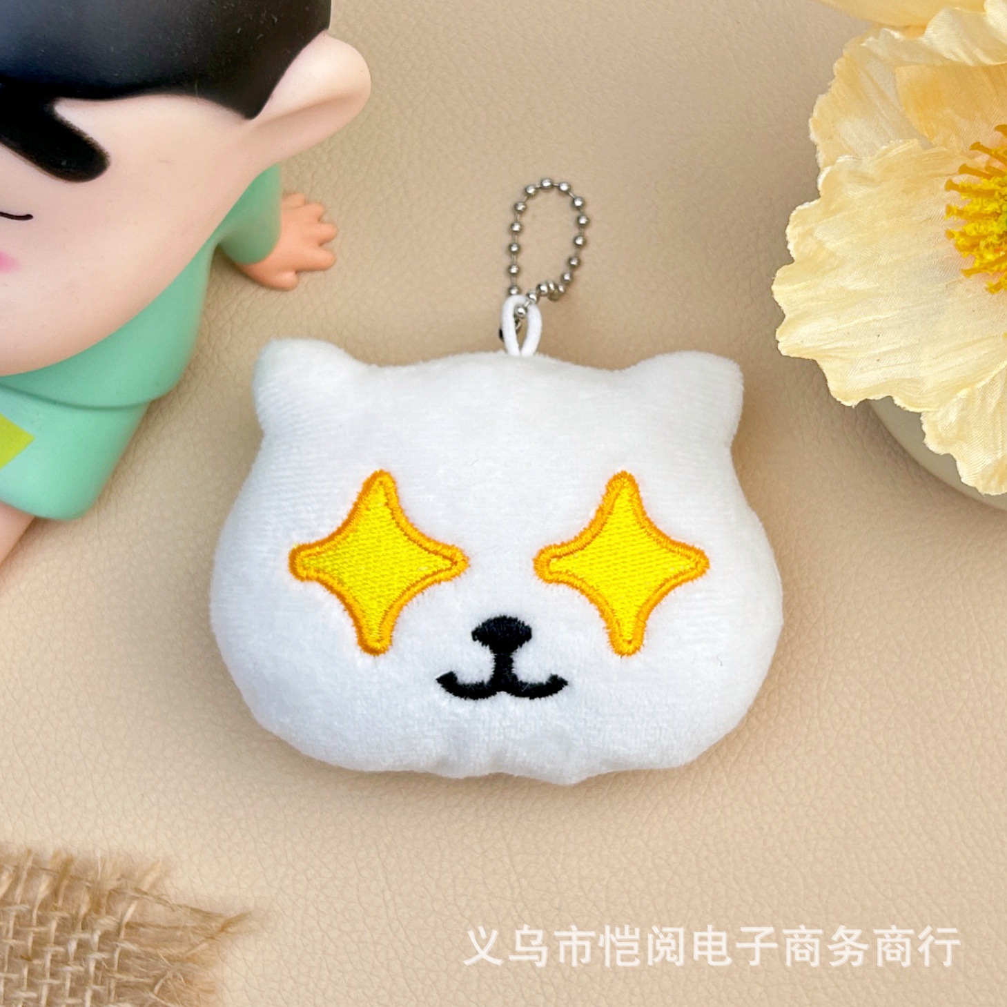 사람과 곰의 눈이 빛난다