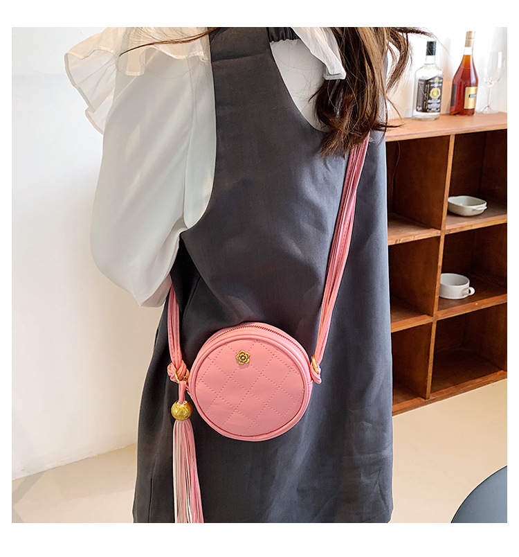 Solid Color Fashion Shopping Artificial Leather Tassel Zipper Round Yellow Black White Shoulder Bags display picture 6