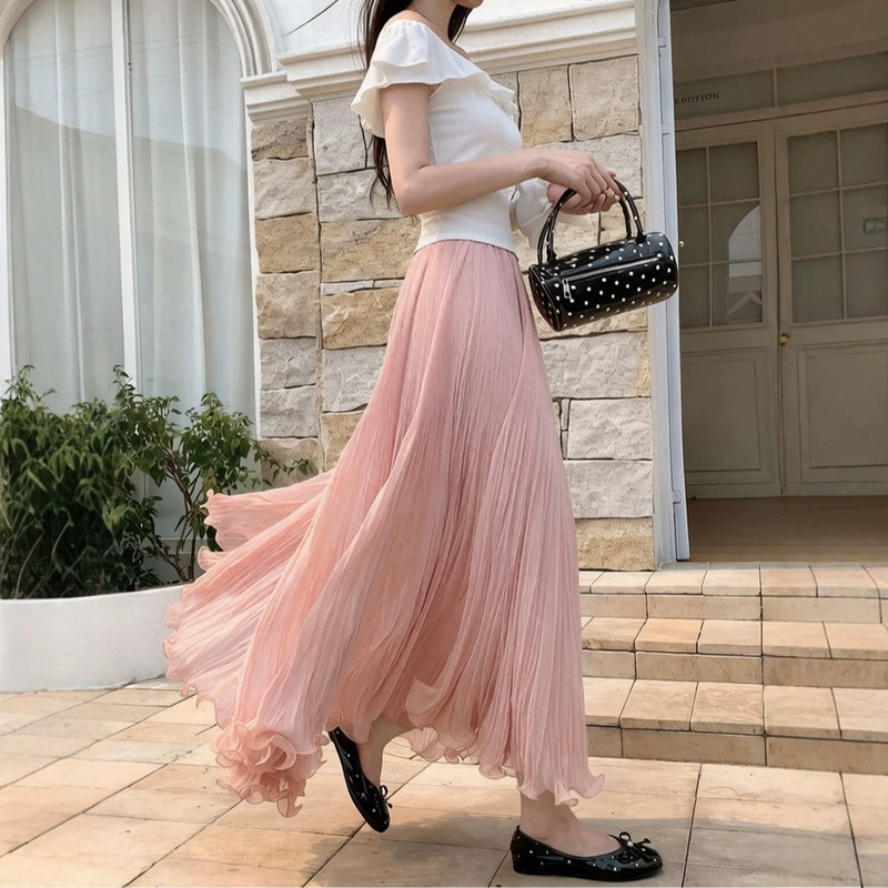European-style pleated, ruffled, petal-patterned mesh skirt with a textured, pleated, and crinkled silk fabric, featuring a large, flared hem and lace detailing