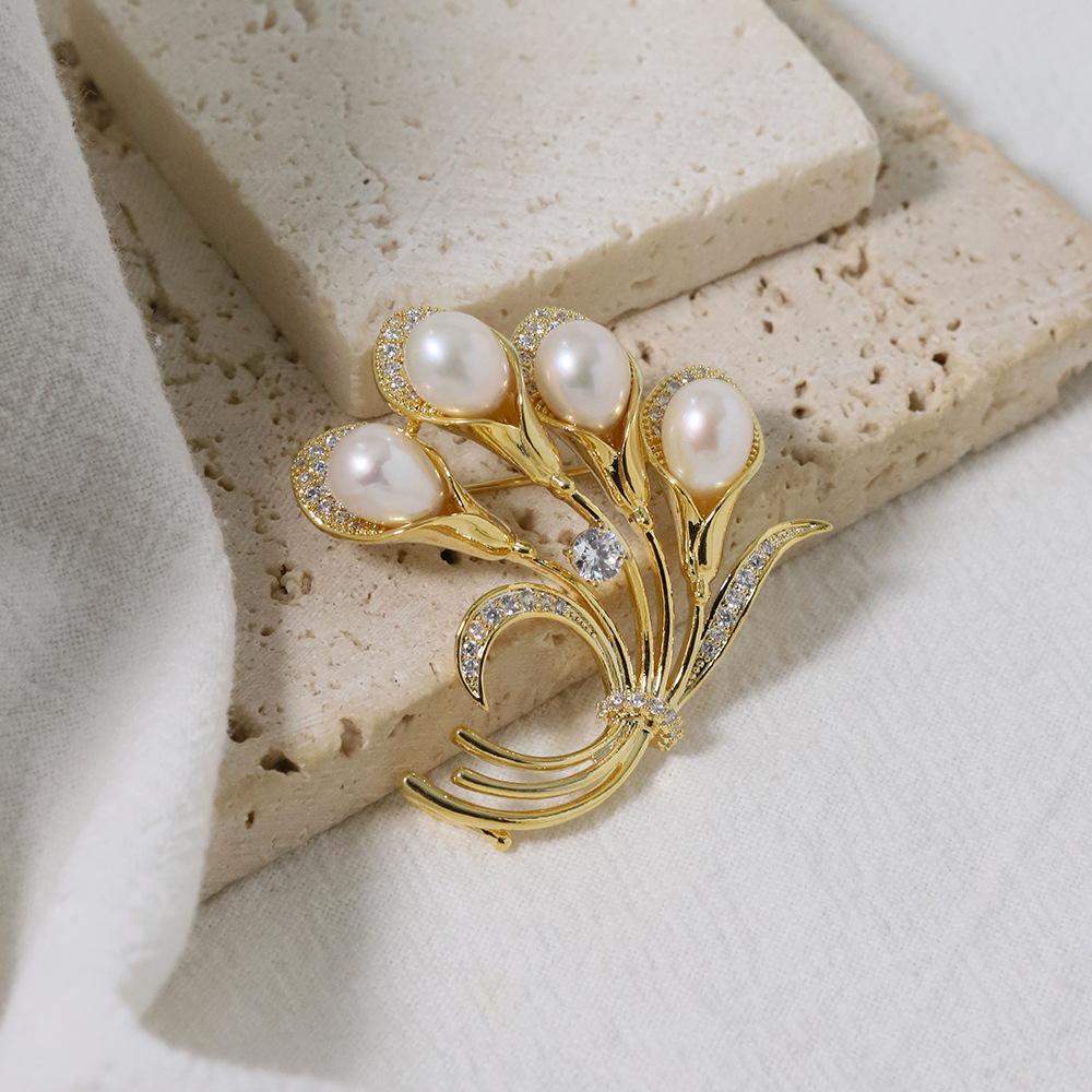 Elegante micro broche de tulipas de flores de perlas de agua dulce de alta calidad para mujeres, flores de flores de flores de pecho de temperamento de broche