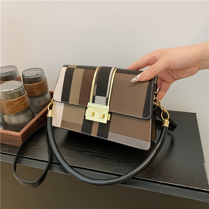 2024 verano nuevo bolso de moda de moda de mujer nariz de cerdo bolso de bloqueo de un hombro bolso inferior inclinado bolso de color de personalidad bolso pequeño