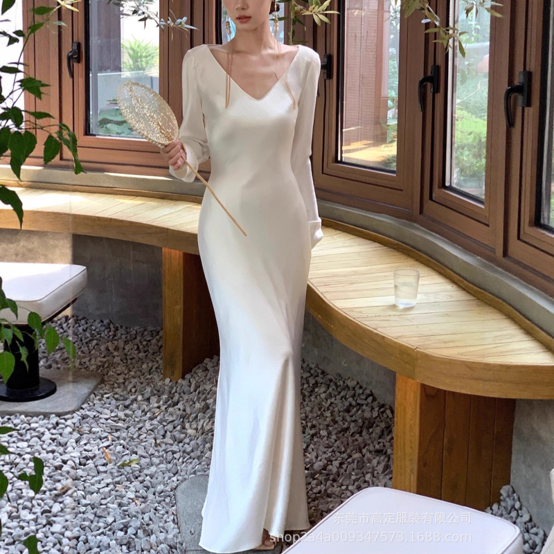 High-End Acetate V-Neck Satin One-Piece Dress with Elegant Bias-Cut Long Skirt and Fishtail Design, Exuding a Sophisticated French Style