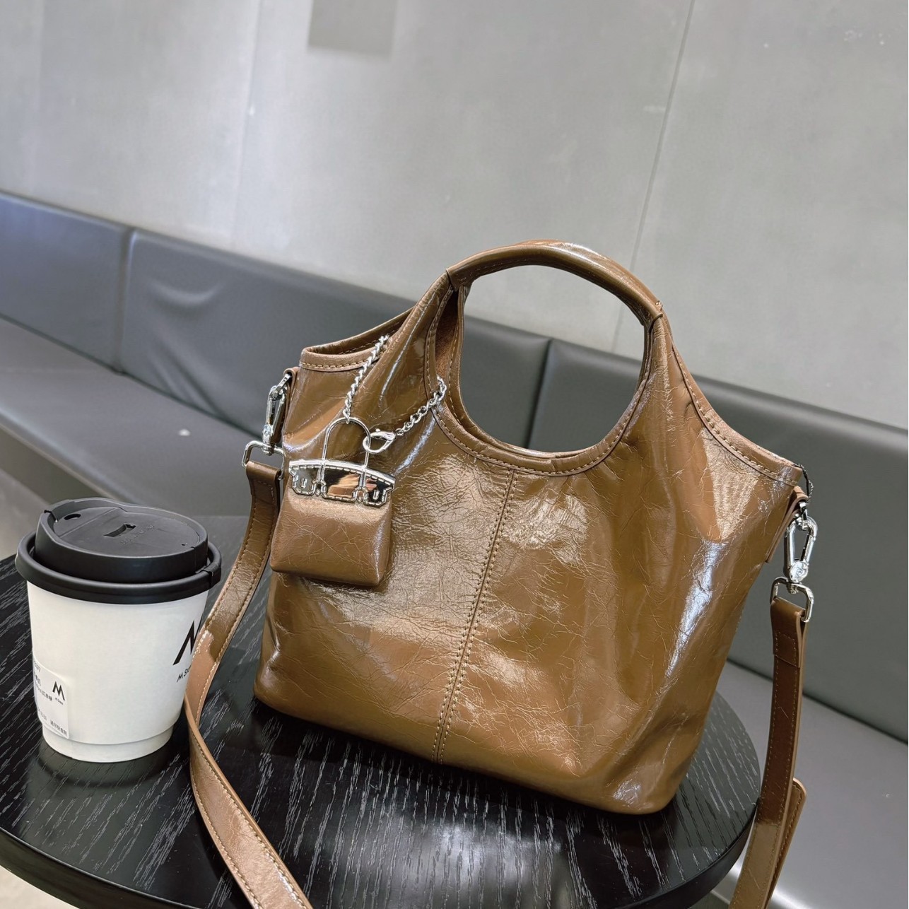 Niche Design Oiled Wax Cowhide Handbag For Women, New Fashion Large Capacity Tote Bag, Shoulder And Crossbody Bag For Commuting - Thumbnail 3