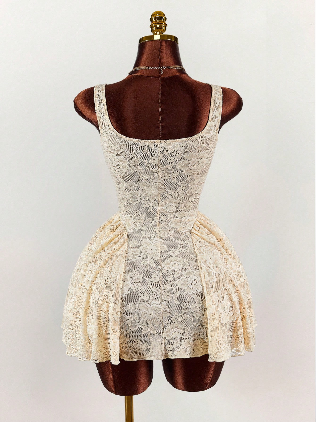 New Women's White Lace Dress, Square Neck, Wide Strap, Fitted Waist, Tulip Shaped Puffy Skirt_ecoleips.com
