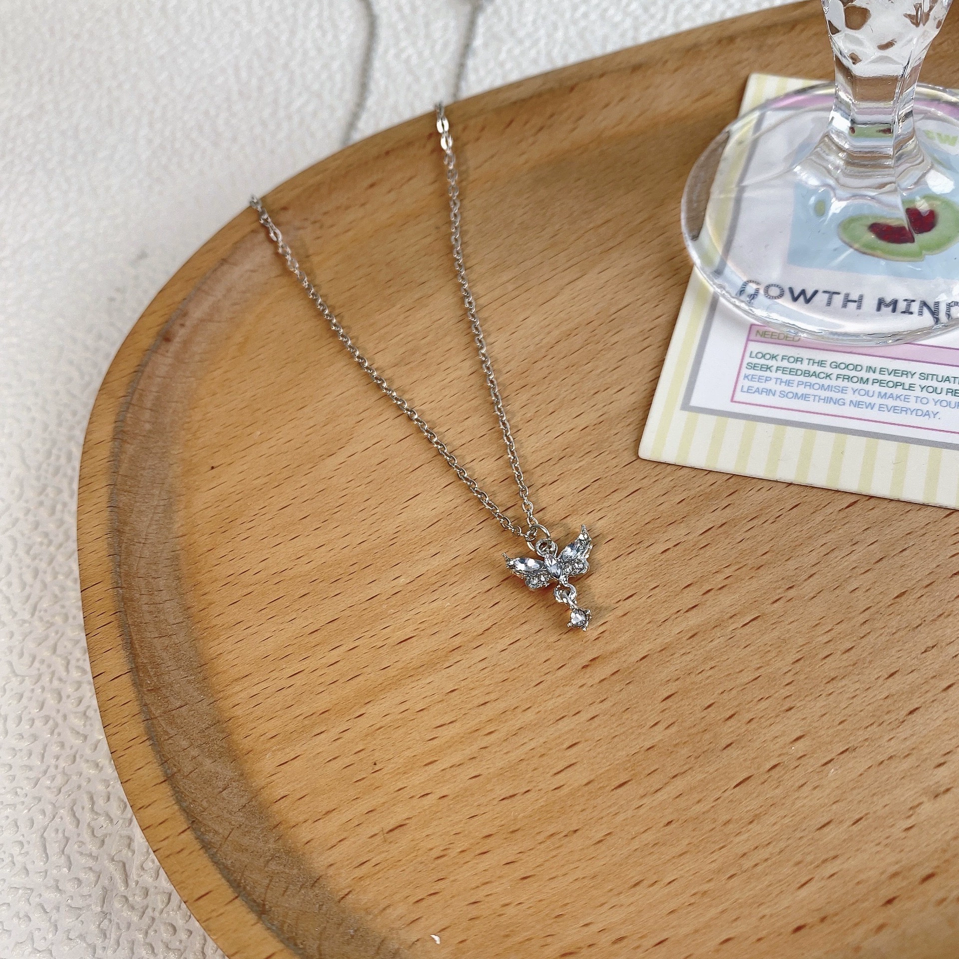 Necklace small pendant chain, minimalist drop/butterfly/pearl designs, lightweight 6,9 g