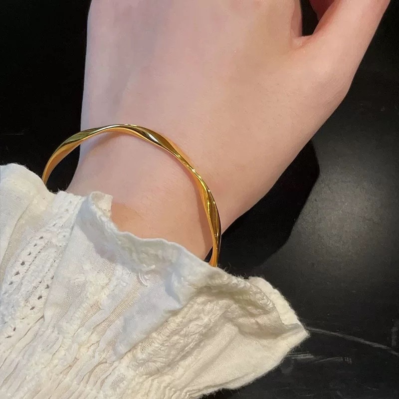 Little Red Book Explosions Solid Mobius Closed Bracelet Fashion Joker Bracelet Gift for Girlfriend Factory Outlet_voghion.com