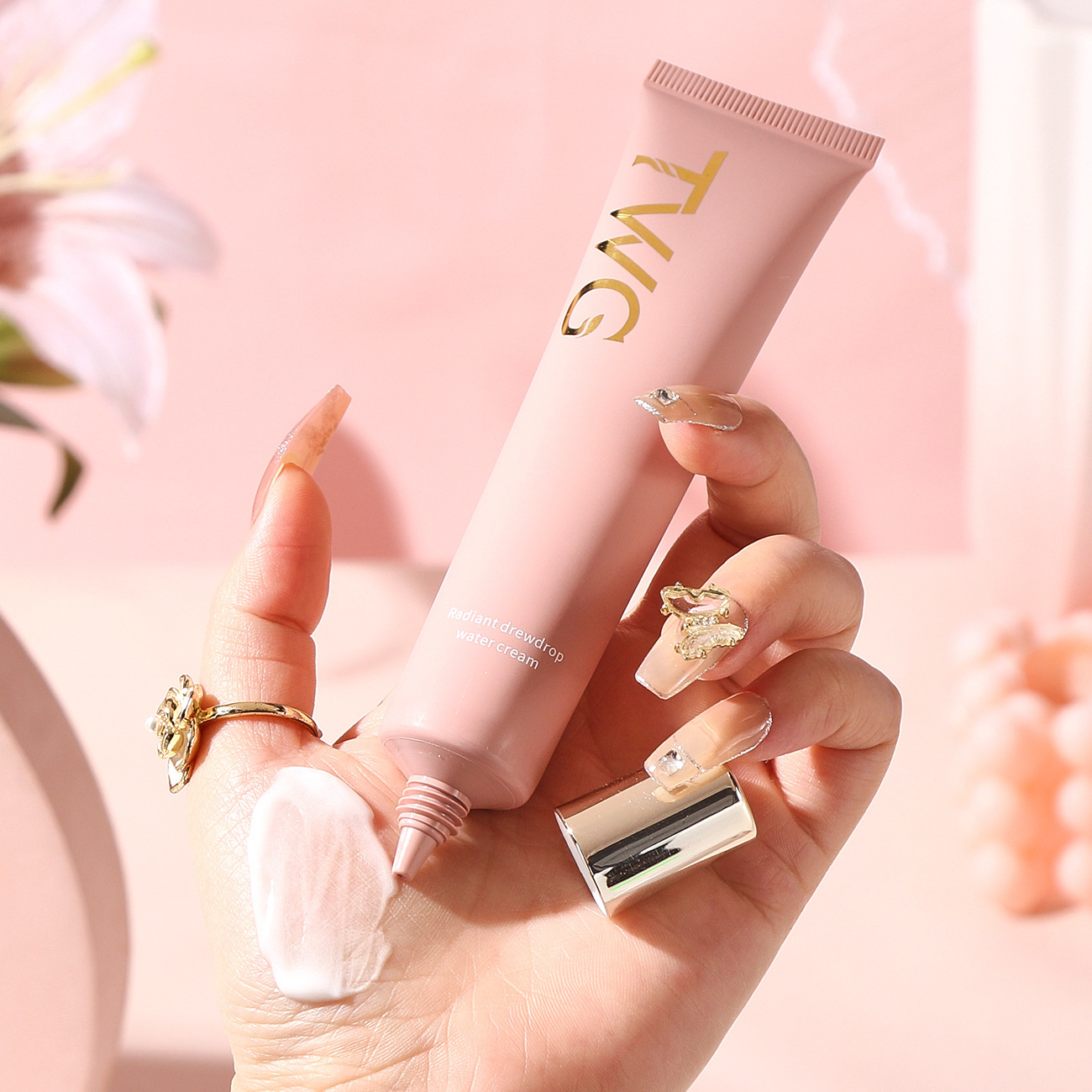 Light and thin moisturizing foundation