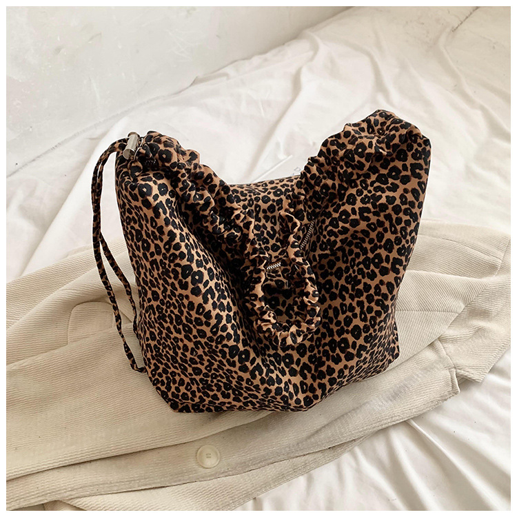 Leopard print women's tote large capacity crossbody bag, 2024 new casual canvas college student fashion class bag_voghion.com