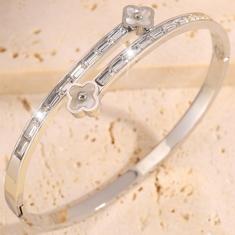 Coreano de alta calidad cuatro hojas de titanio acero brazalete de diseño femenino minimalista diamantes plateados no desvanecen brazalete joyas brazalete
