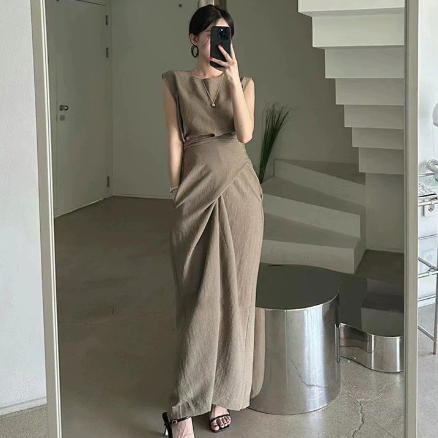 Новое французское нишевое платье без рукавов с регулируемым ремешком, лето 2025 года, простой и стильный дизайн.