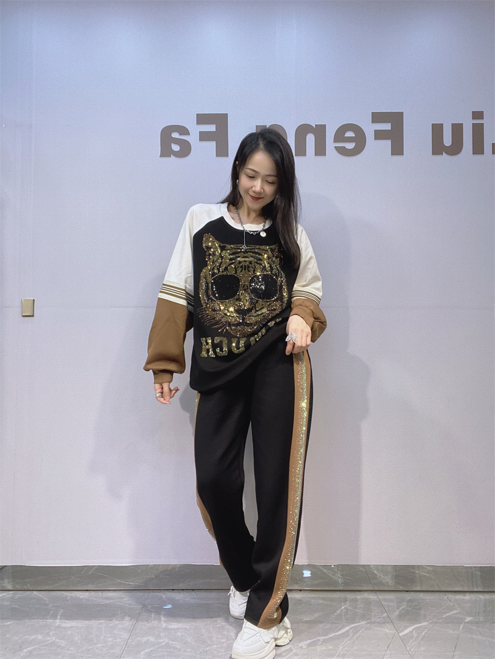 Trajes europeos de mujer de hombro de cuello redondo chaqueta de manga larga pantalones largos de tamaño grande conjunto de ropa deportiva de color diamante de empalme de dos piezas