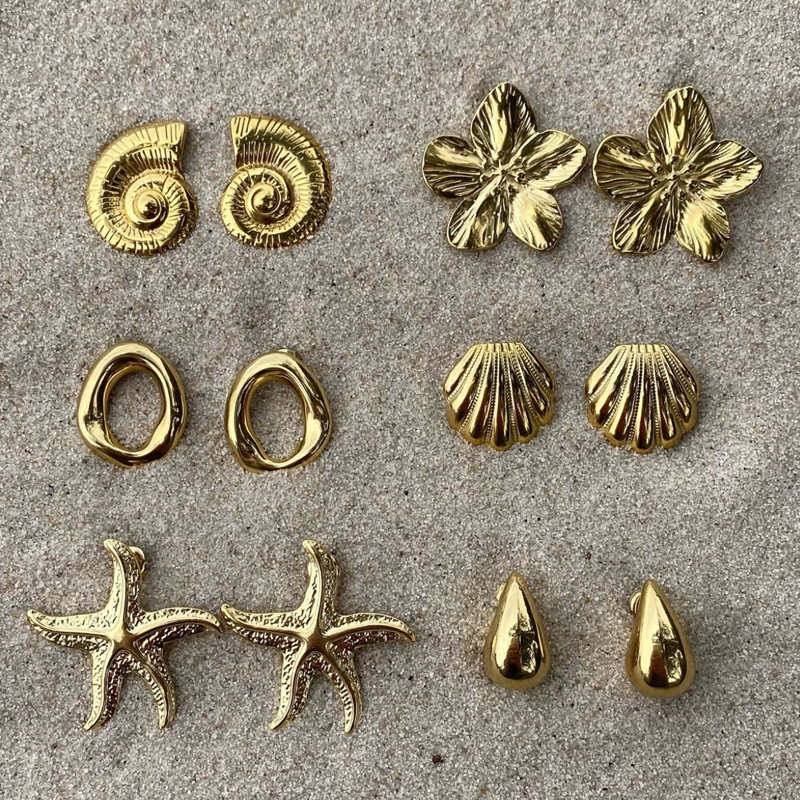 Taena Pendientes de acero inoxidable europeos y americanos, lujo ligero, sensación de alta calidad, océano de nicho, viento natural, anillo de acero de titanio de oro de 18k, estilo ins