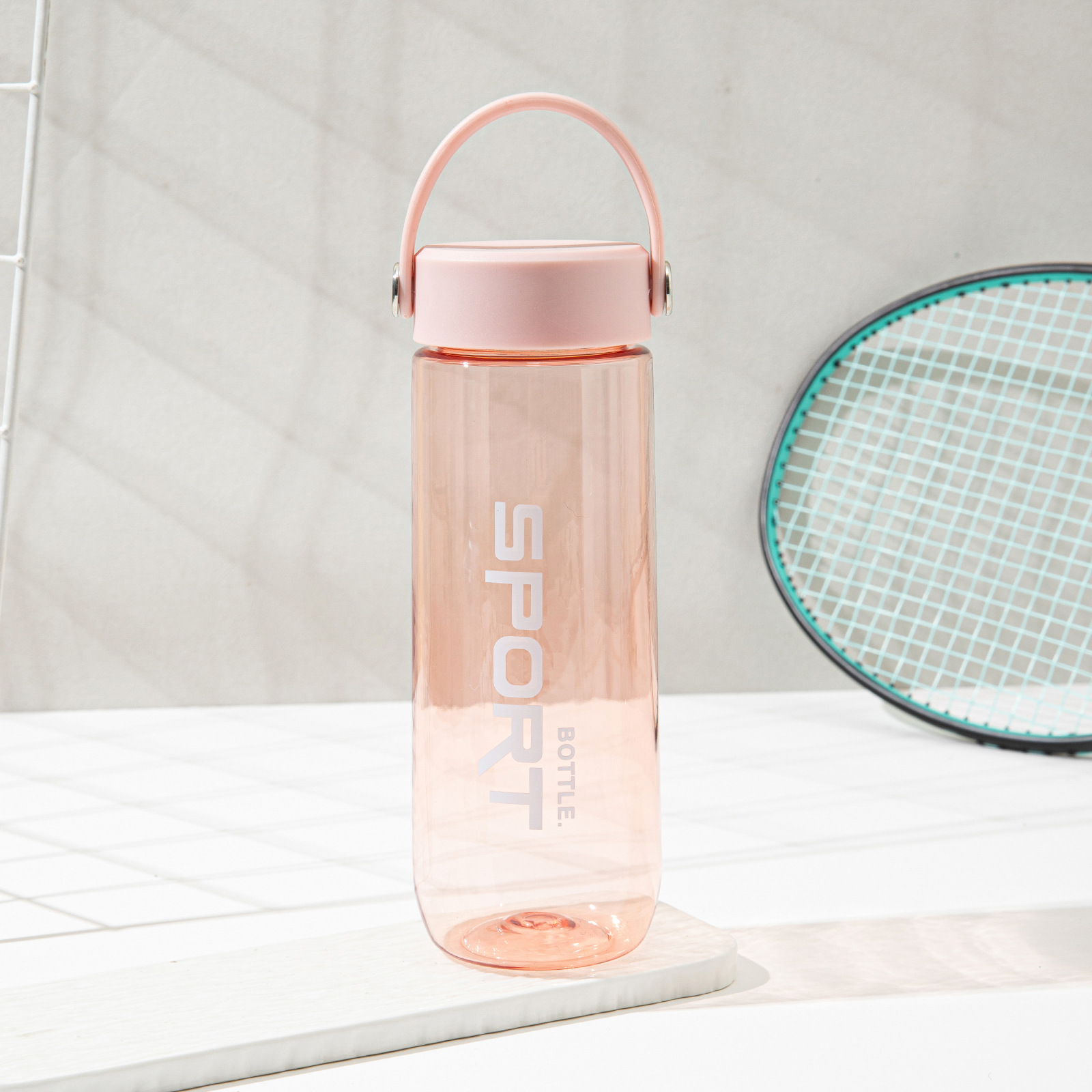 Nueva taza de agua roja de verano al por mayor taza de plástico de pareja de alto valor al aire libre taza de agua deportiva portátil taza espacial