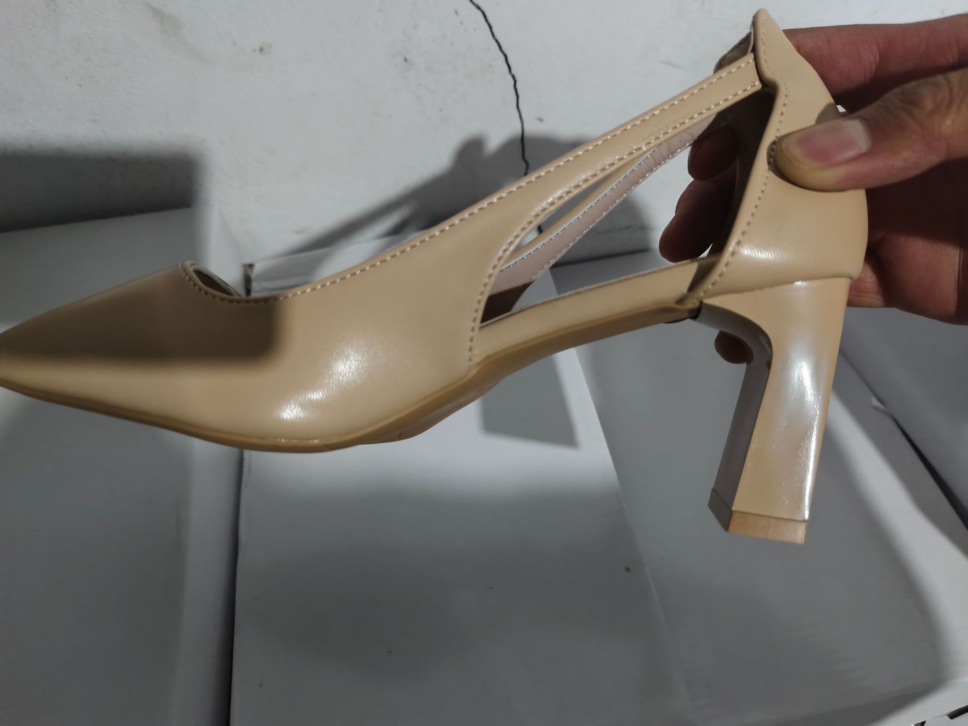 Zapatos de tacón grueso para mujer, nueva moda primavera/verano 2026, zapatos de tacón alto retro con punta cuadrada hueca, venta al por mayor. image 9