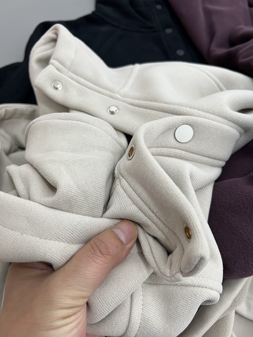 焼き鳥は保温がとてもいいです。厚いベルベットのリベットを着て、帽子のゆるい長袖のベルベットのカジュアルな上着を着ています