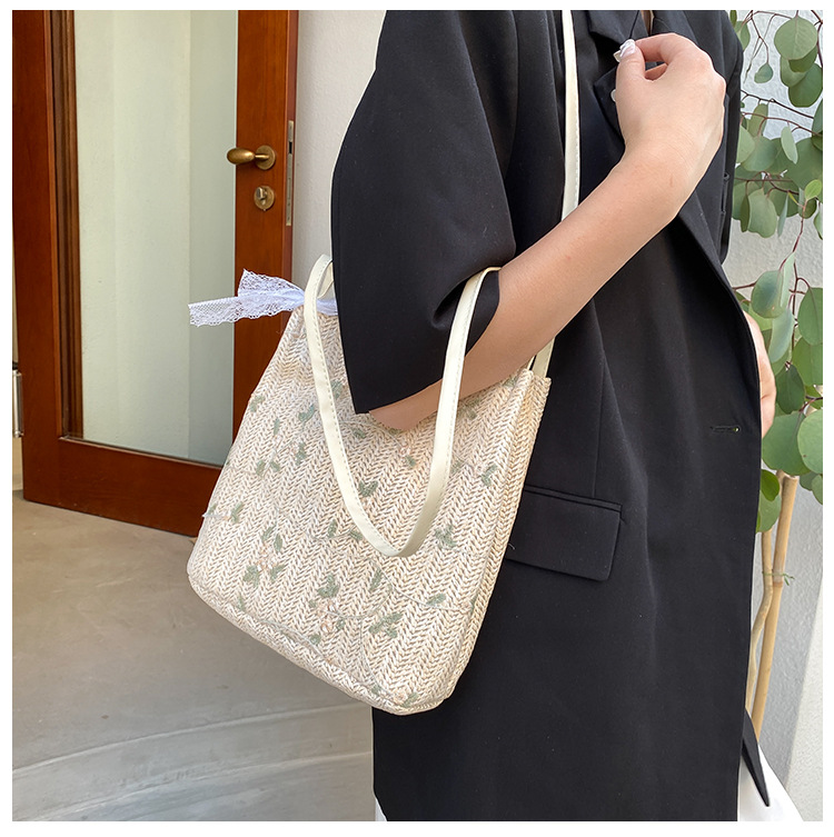 عصرية جديدة في الصيف ، حقيبة صغيرة منسوجة شخصية أنثى 2021 النسخة الكورية من حقيبة حرير عصرية ذات كتف واحد display picture 7
