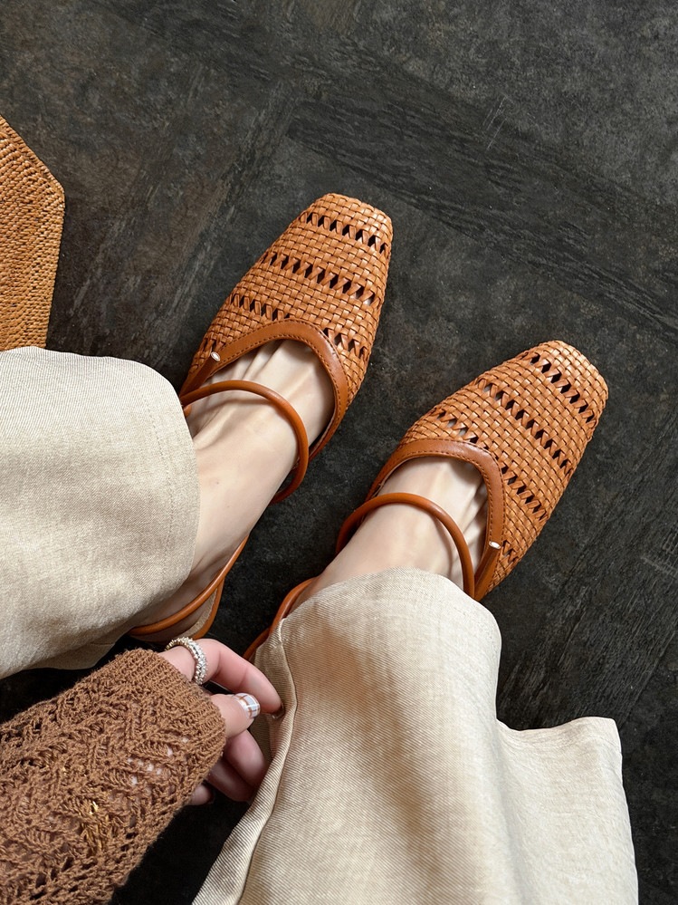 Dép sandal nữ da cừu mũi vuông gót thấp quai chữ V phối màu — màu nâu, Màu cà phê đậm, màu trắng ngà chi tiết 24