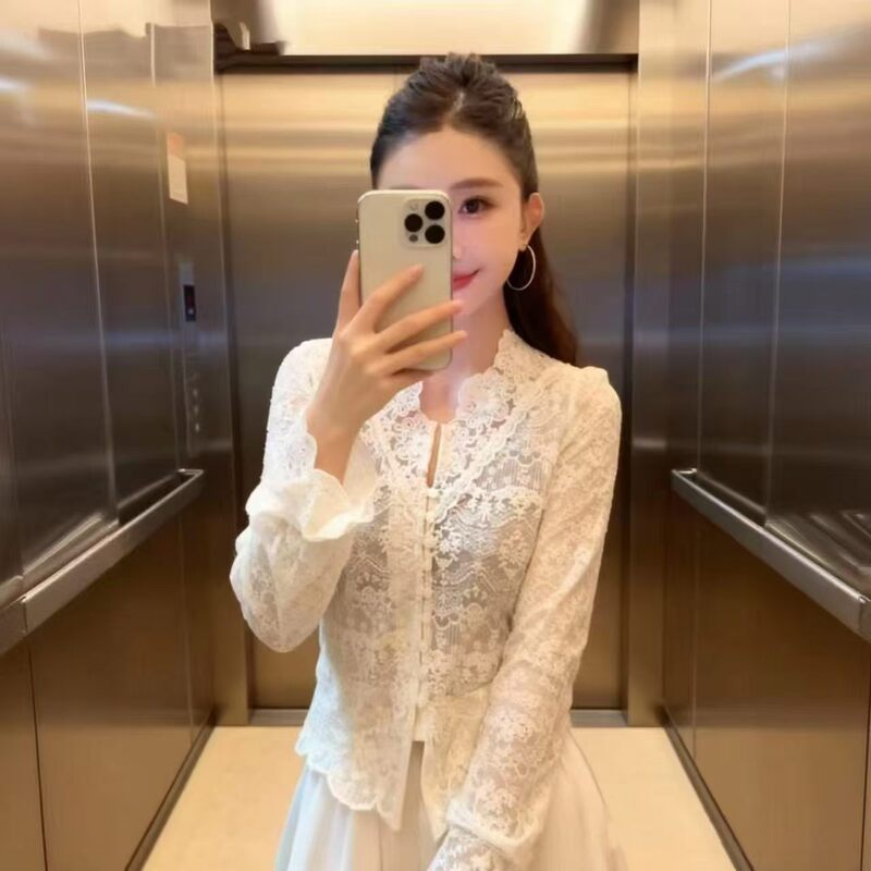 In stock}French-style lace base shirt for women, early autumn V-neck versatile bell-sleeve shirt, inner top with lace lining In stock}French-style lace base shirt for women, early autumn V-neck versatile bell-sleeve shirt, inner top with lace lining