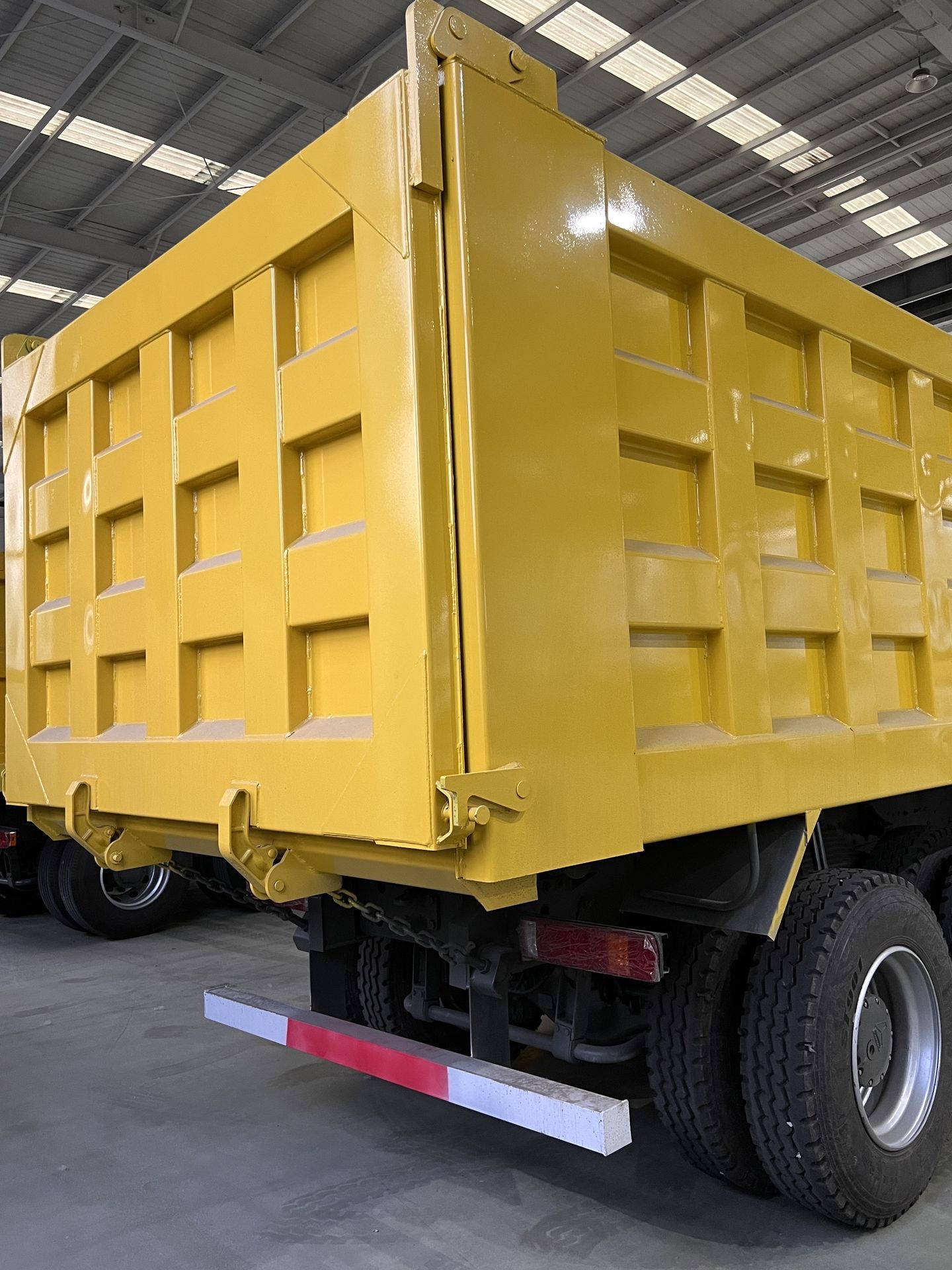 Manufacturer Sells Cross-Border Heavy-Duty Howo Tx Dump Trucks with 460 Horsepower, Dump Trucks for Transporting Soil and Gravel, and Heavy-Duty Vehicles